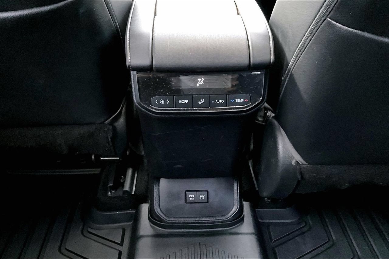 Used 2021 Toyota Highlander XLE FWD image 16