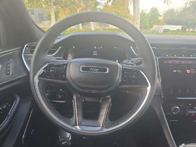 Used 2023 Jeep Grand Cherokee Overland w/ Luxury Tech Group IV AWD/4WD image 13