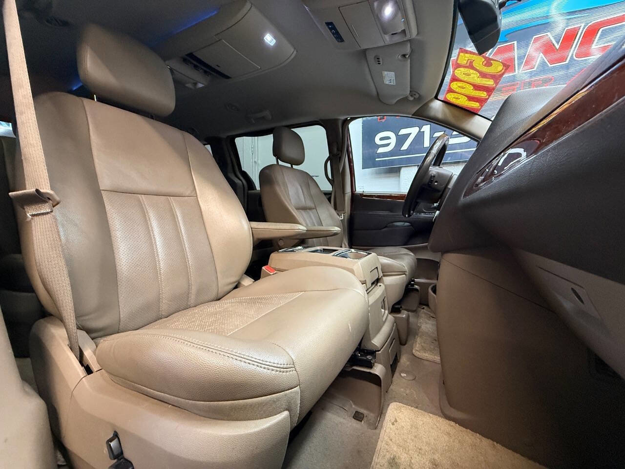 Used 2012 Chrysler Town & Country Touring-L w/ Entertainment Group #2 FWD image 4