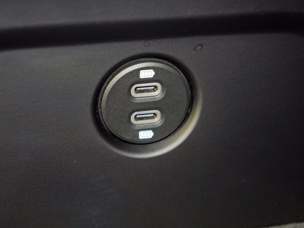 Certified 2023 Porsche Macan Turbo AWD/4WD image 39