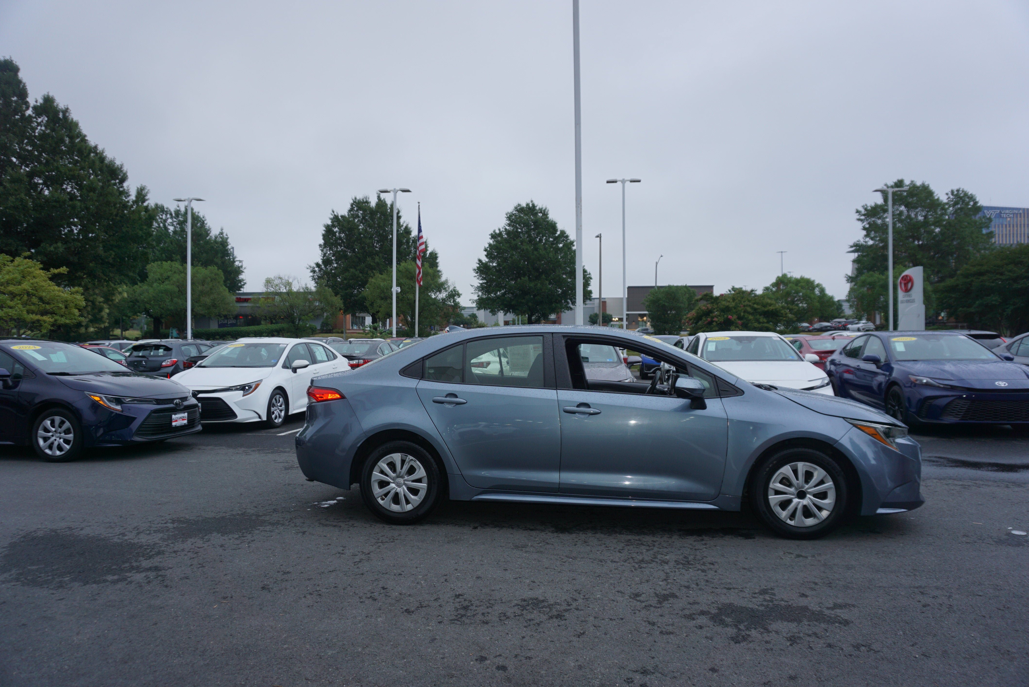 Used 2022 Toyota Corolla LE FWD image 3