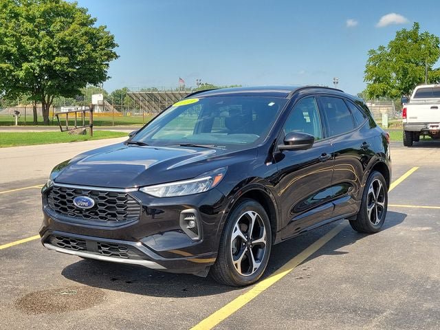 Used 2023 Ford Escape ST-Line Select w/ Tech Pack #2 AWD/4WD image 2