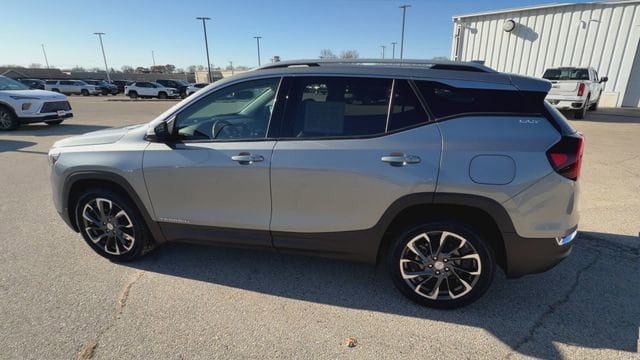Used 2023 GMC Terrain SLT w/ Infotainment Package II FWD image 8