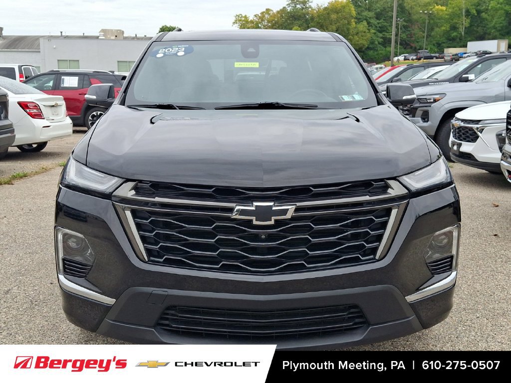 Used 2023 Chevrolet Traverse Premier FWD image 3