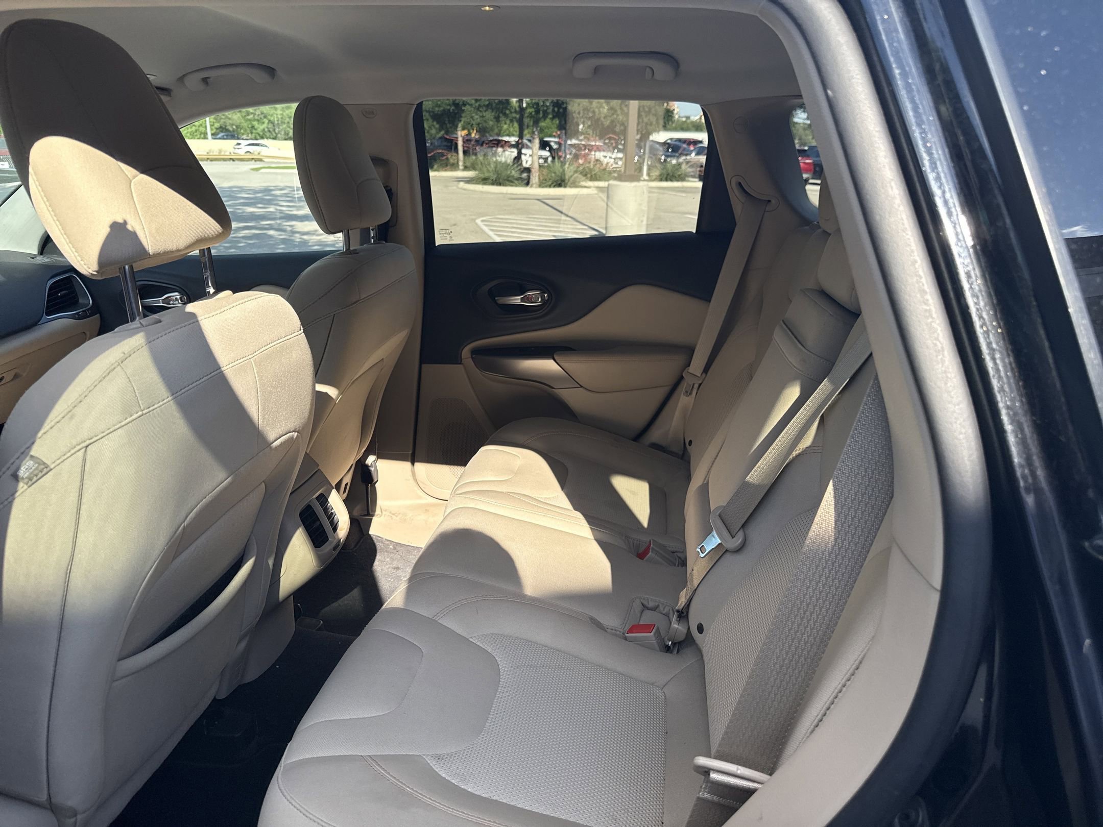 Used 2019 Jeep Cherokee Latitude w/ Popular Appearance Group FWD image 8