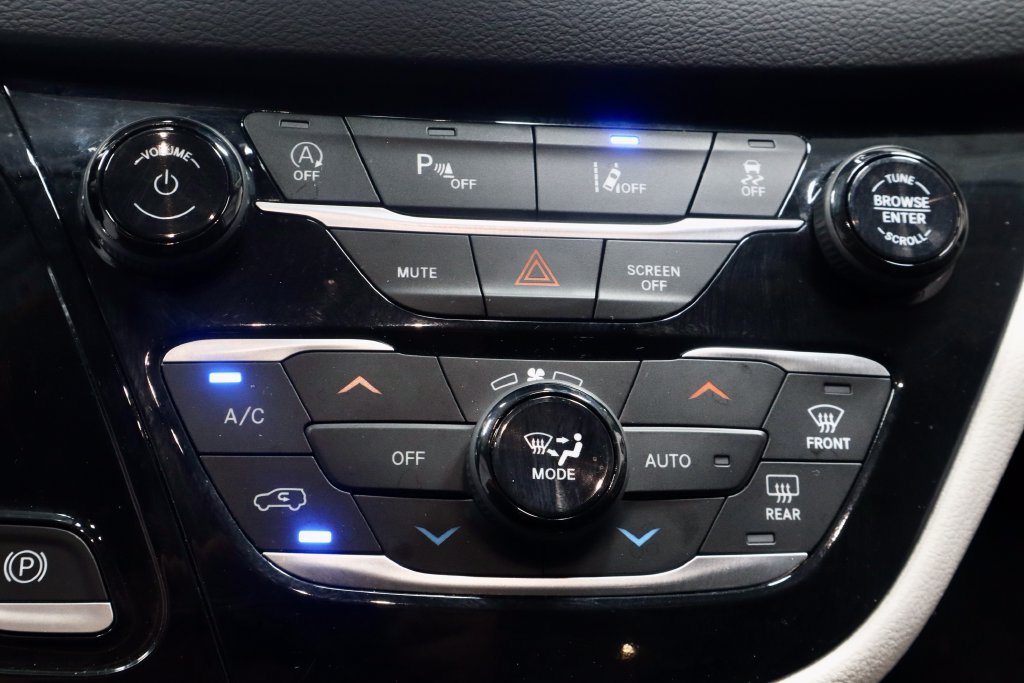 Used 2023 Chrysler Pacifica Touring-L FWD image 32