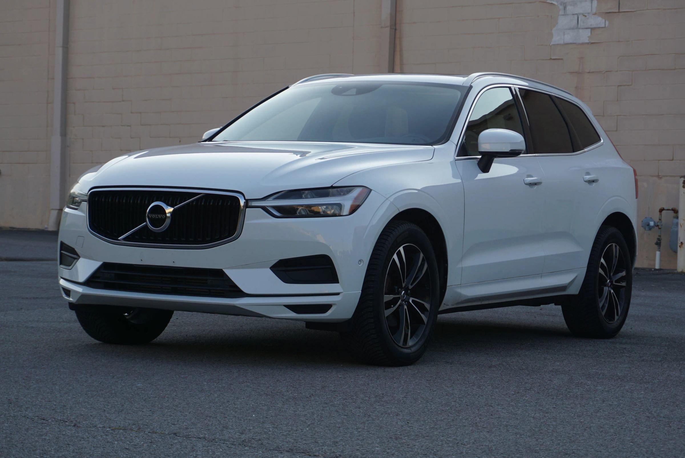 Used 2019 Volvo XC60 T5 Momentum w/ Multimedia Package image 1