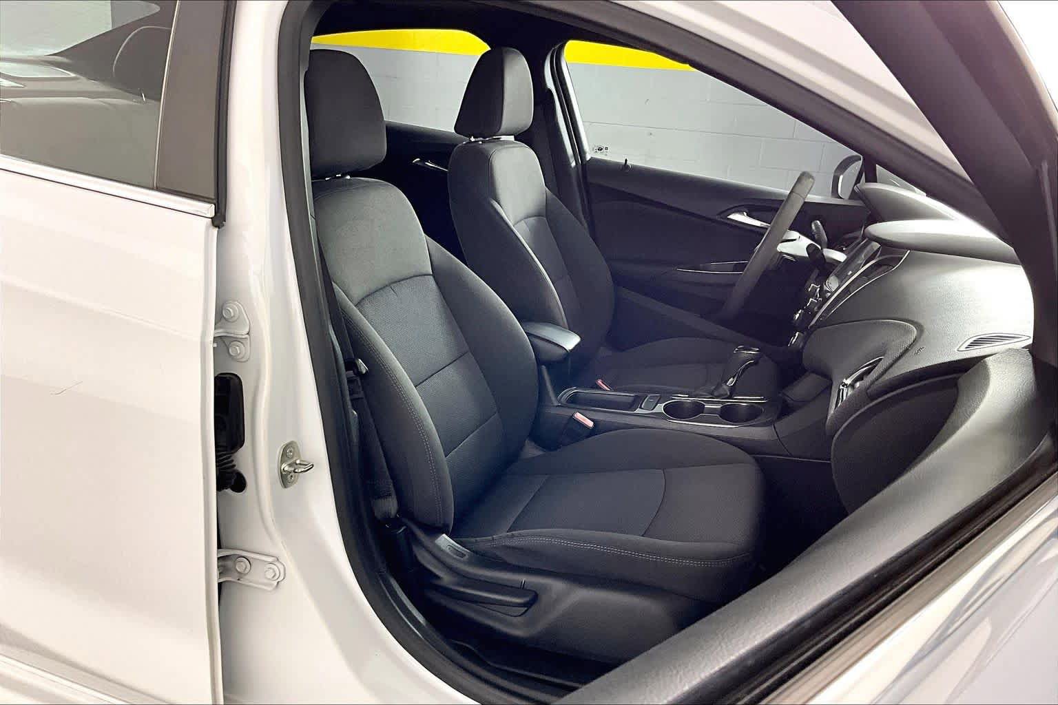Used 2018 Chevrolet Cruze LT w/ Sun And Sound Package FWD image 8