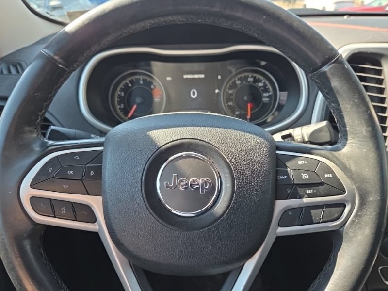 Used 2018 Jeep Cherokee Trailhawk AWD/4WD image 11