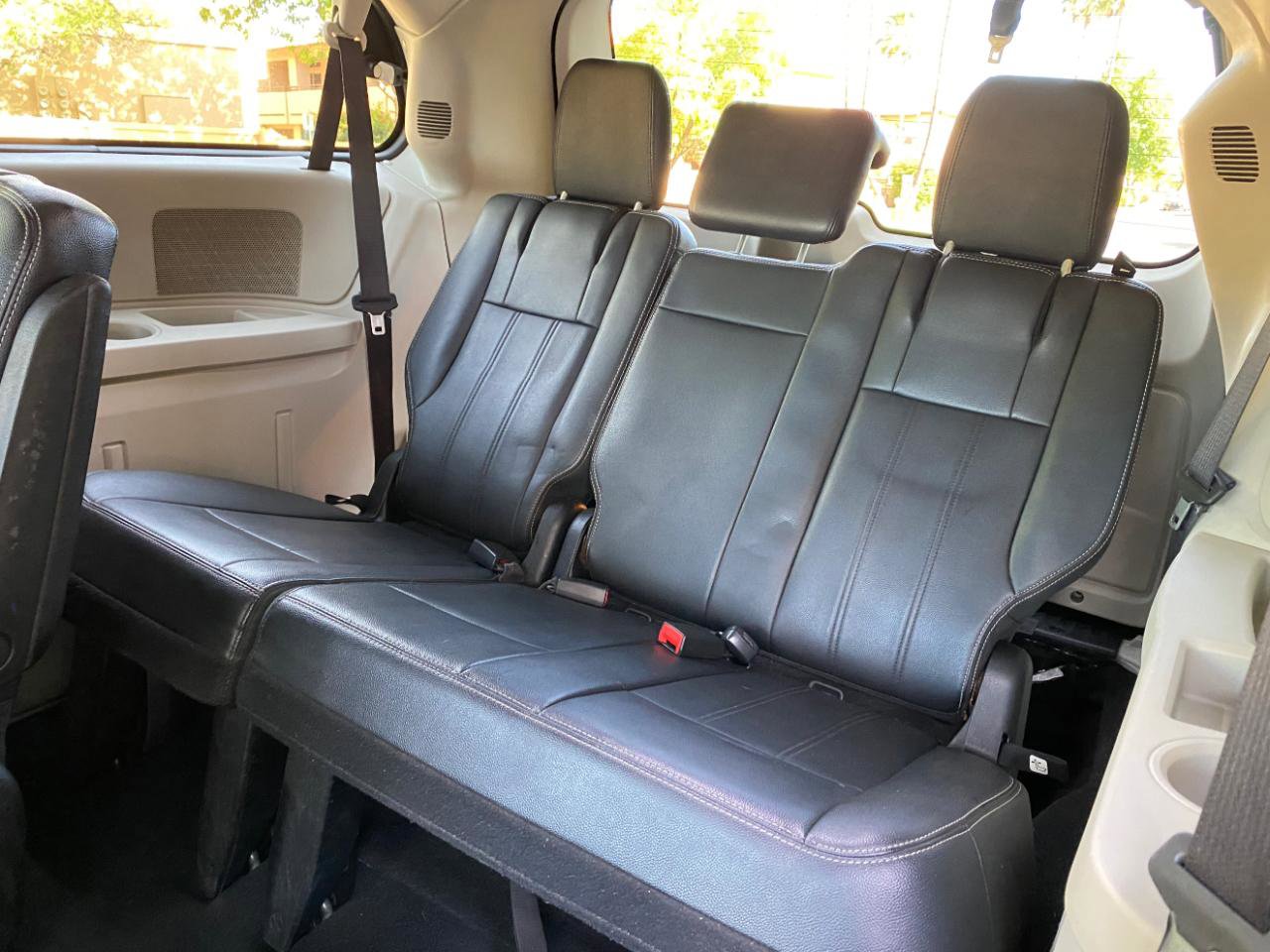 Used 2016 Chrysler Town & Country Touring FWD image 41