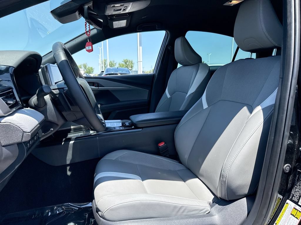 Used 2025 Toyota Camry SE w/ Convenience Package FWD image 11