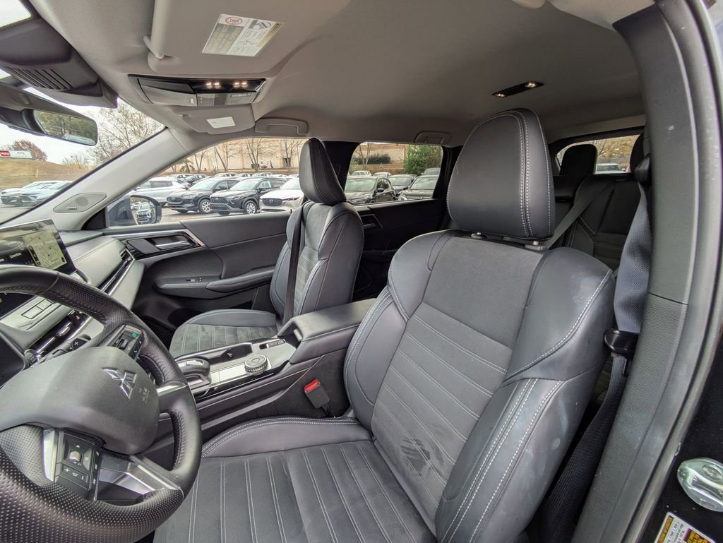 Used 2025 Mitsubishi Outlander SE image 23