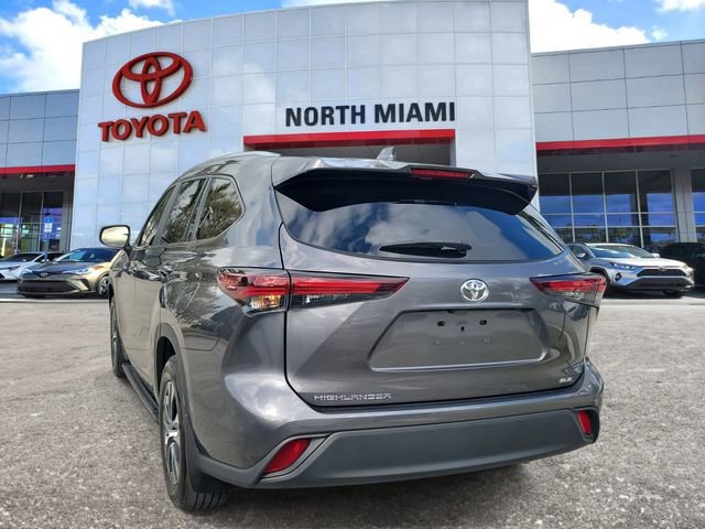 Used 2024 Toyota Highlander XLE image 3
