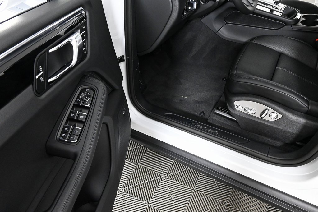 Certified 2025 Porsche Macan image 8