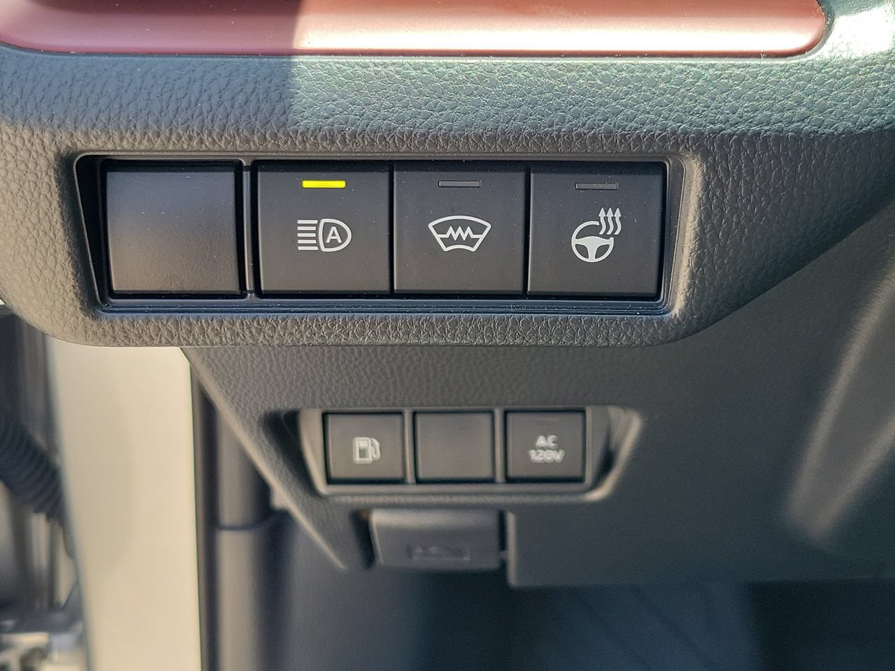 Used 2025 Toyota Prius Plug-In Hybrid FWD image 31
