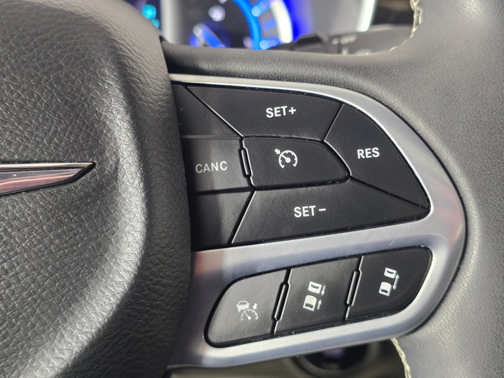 Used 2022 Chrysler Pacifica Limited w/ Uconnect Theater Family Group FWD image 34