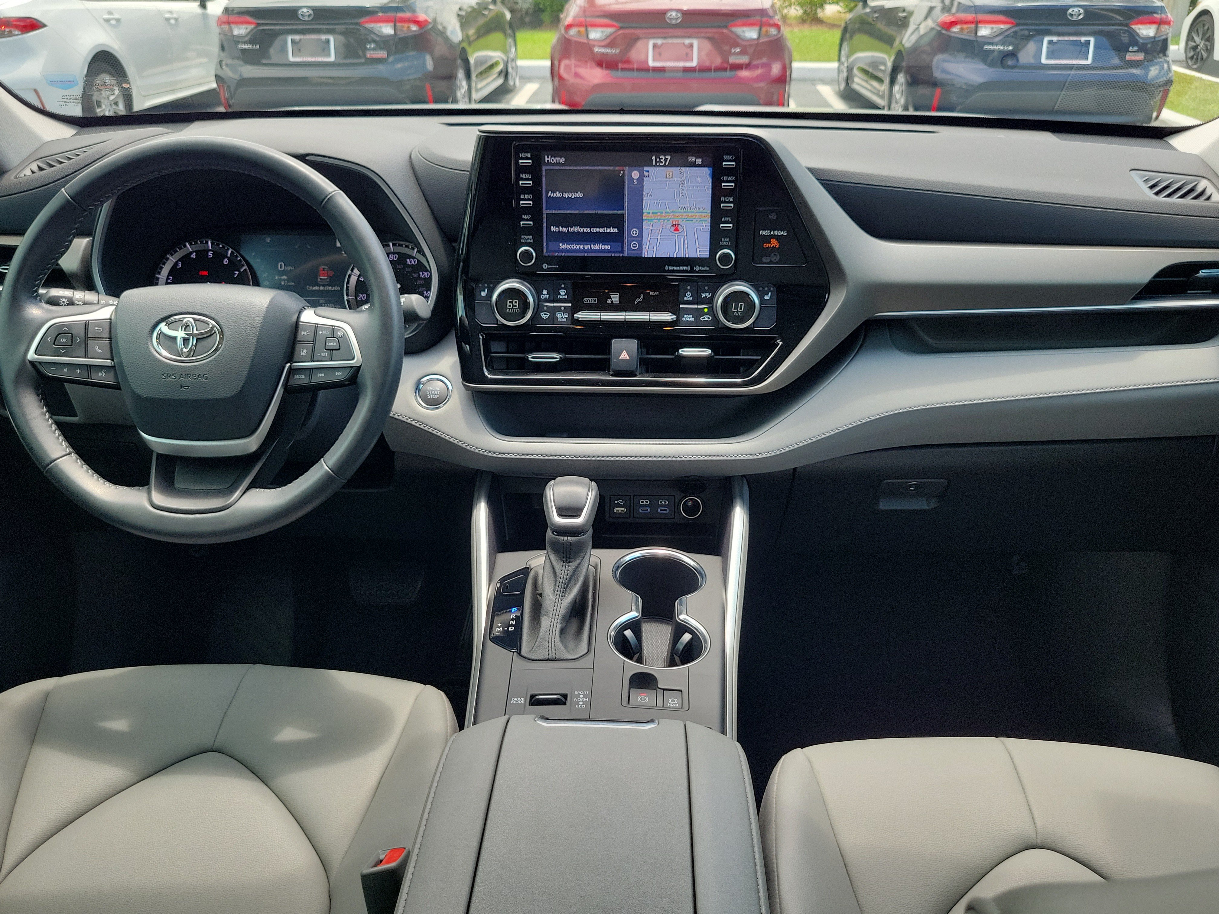 Used 2022 Toyota Highlander XLE FWD image 16