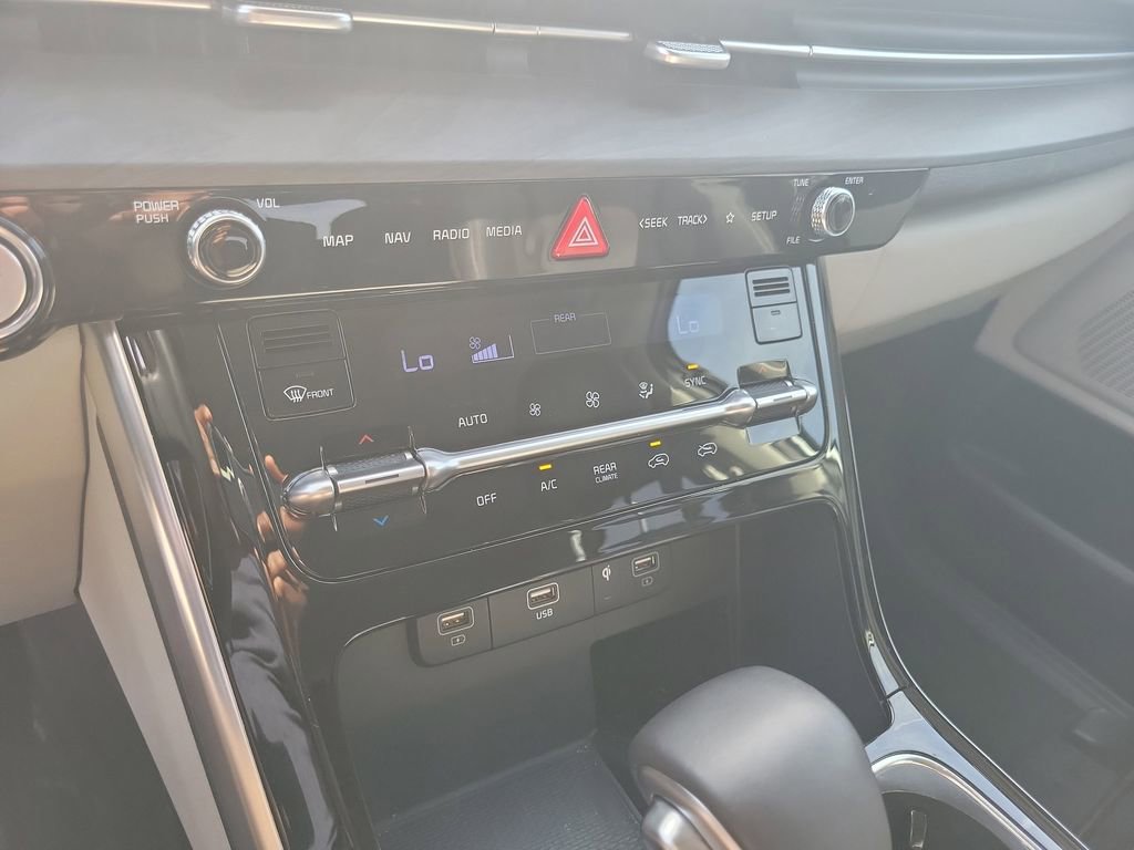 Used 2024 Kia Carnival EX FWD image 20