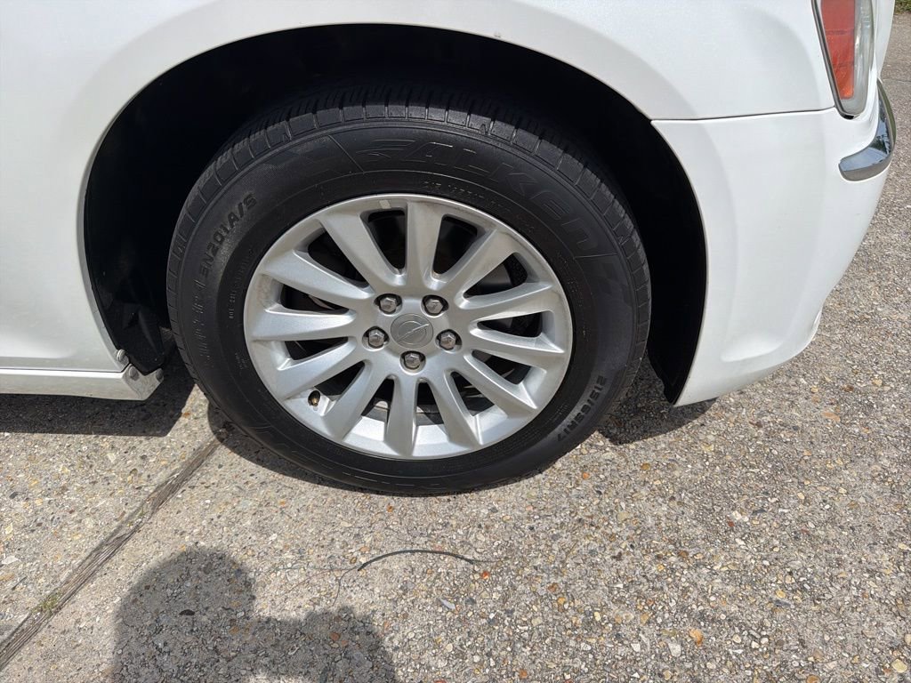 Used 2011 Chrysler 300 RWD image 21