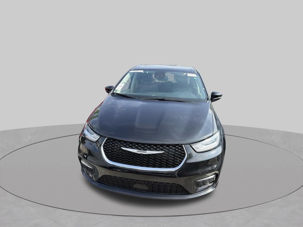 Used 2023 Chrysler Pacifica Touring-L FWD image 3