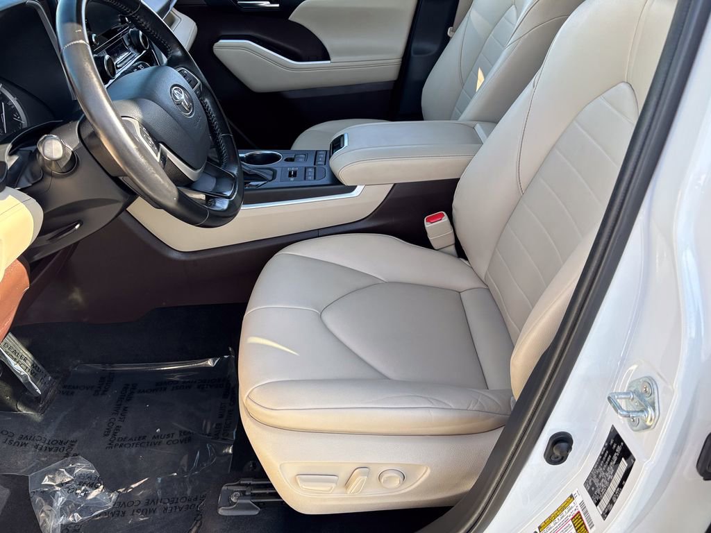 Used 2022 Toyota Highlander XLE AWD/4WD image 19