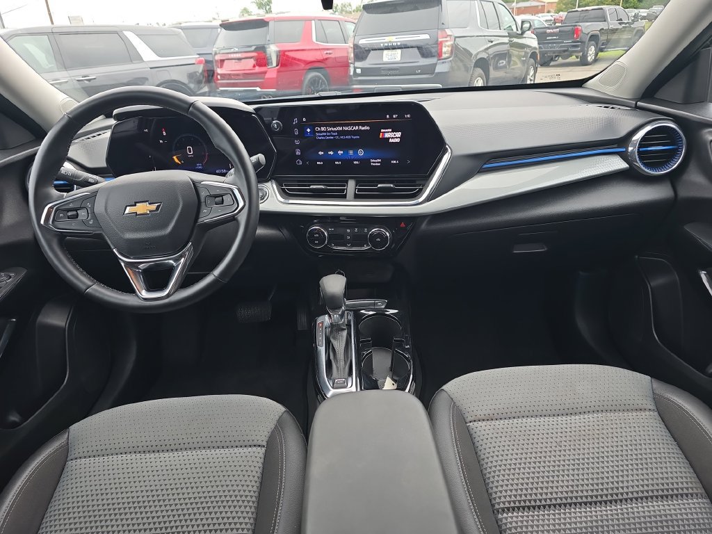 Used 2025 Chevrolet Trax LT w/ LT Convenience Package FWD image 18