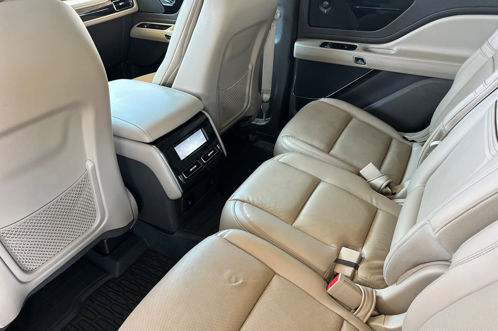 Used 2023 Lincoln Aviator Reserve w/ Elements Package Plus AWD/4WD image 12
