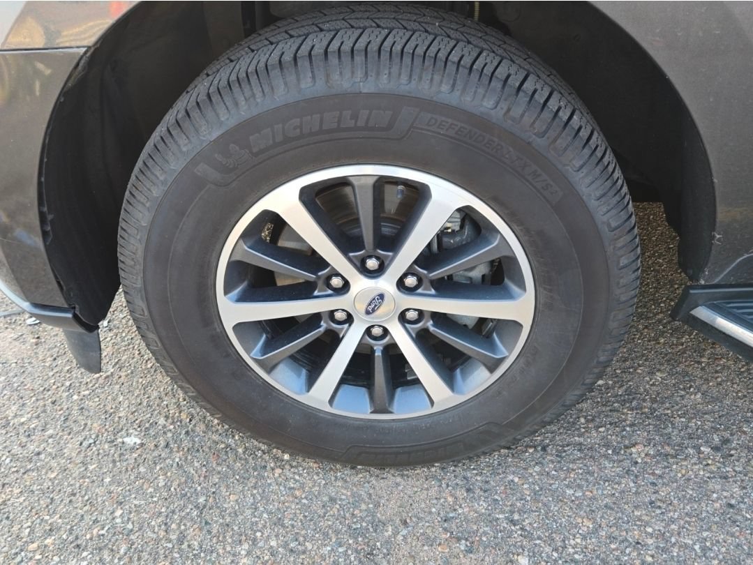 Used 2018 Ford Expedition XLT w/ Equipment Group 202A AWD/4WD image 8