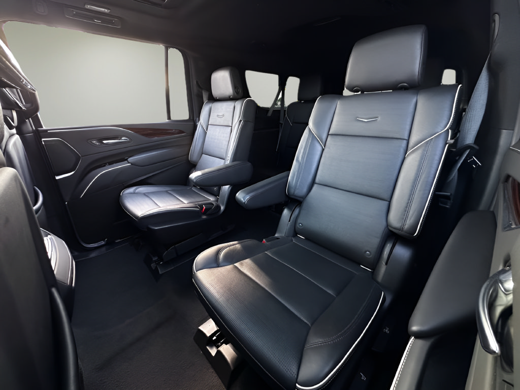 Used 2021 Cadillac Escalade ESV Premium Luxury w/ Driver Assist Tech Package AWD/4WD image 17