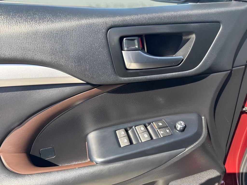 Used 2019 Toyota Highlander XLE FWD image 28