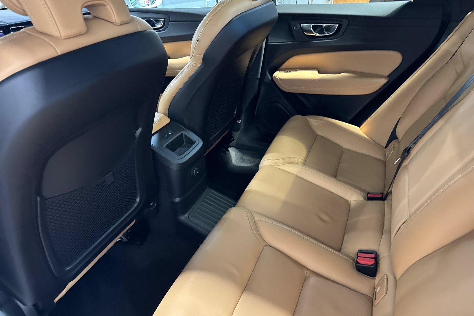 Used 2021 Volvo XC60 T8 Inscription w/ Advanced Package AWD/4WD image 4