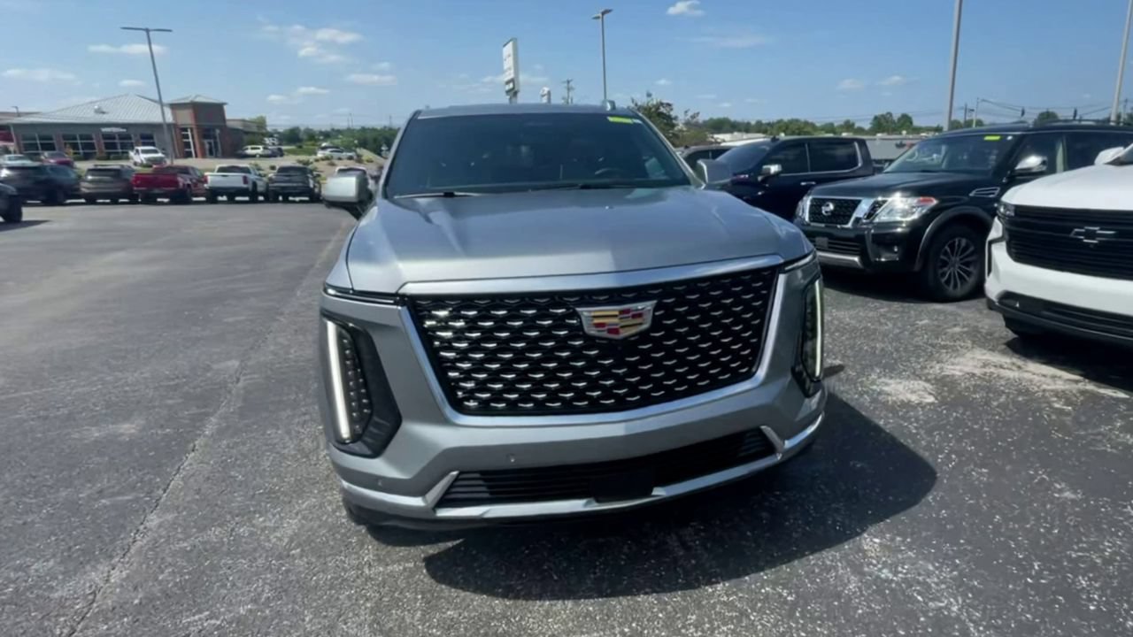 Used 2025 Cadillac Escalade Premium Luxury AWD/4WD image 4