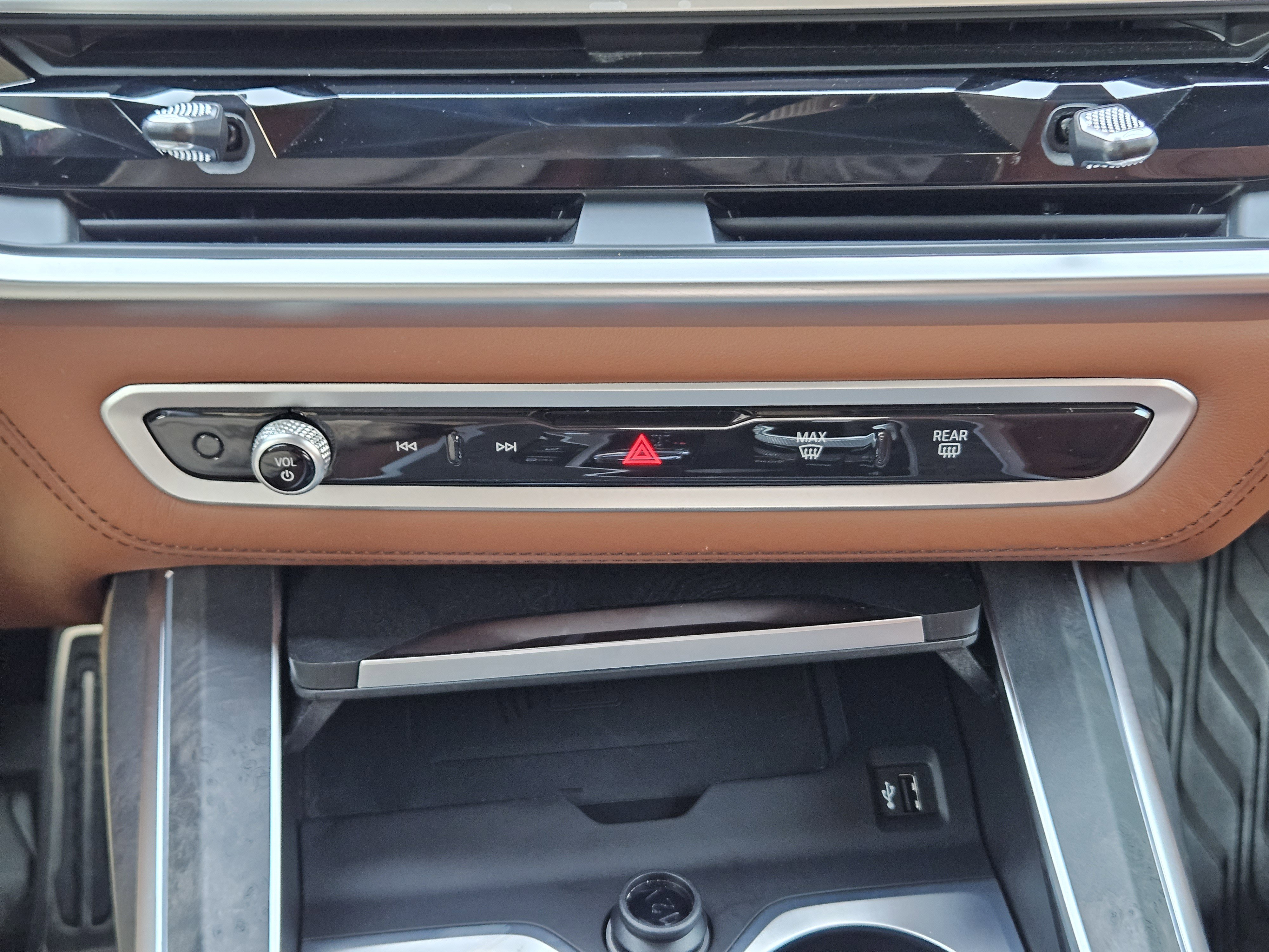 Used 2023 BMW X7 M60i w/ Executive Package image 19