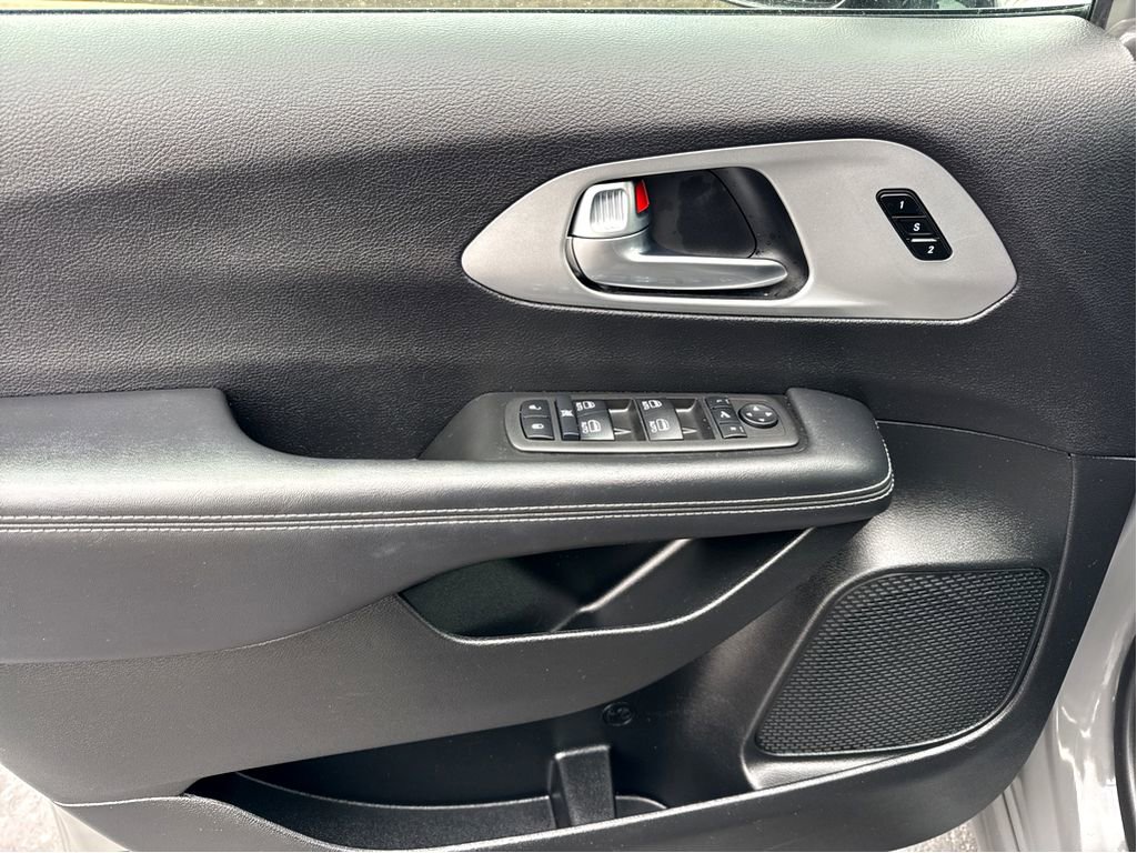 Used 2025 Chrysler Pacifica Limited image 12