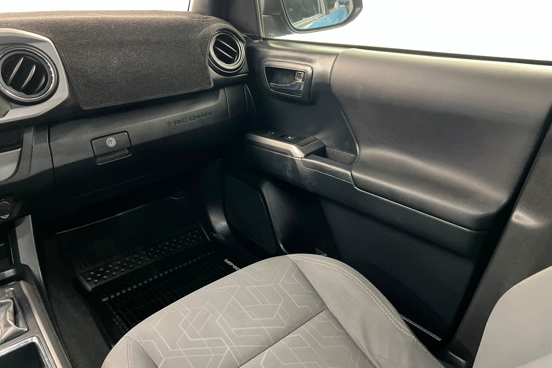 Used 2019 Toyota Tacoma TRD Off-Road w/ Technology Package AWD/4WD image 10