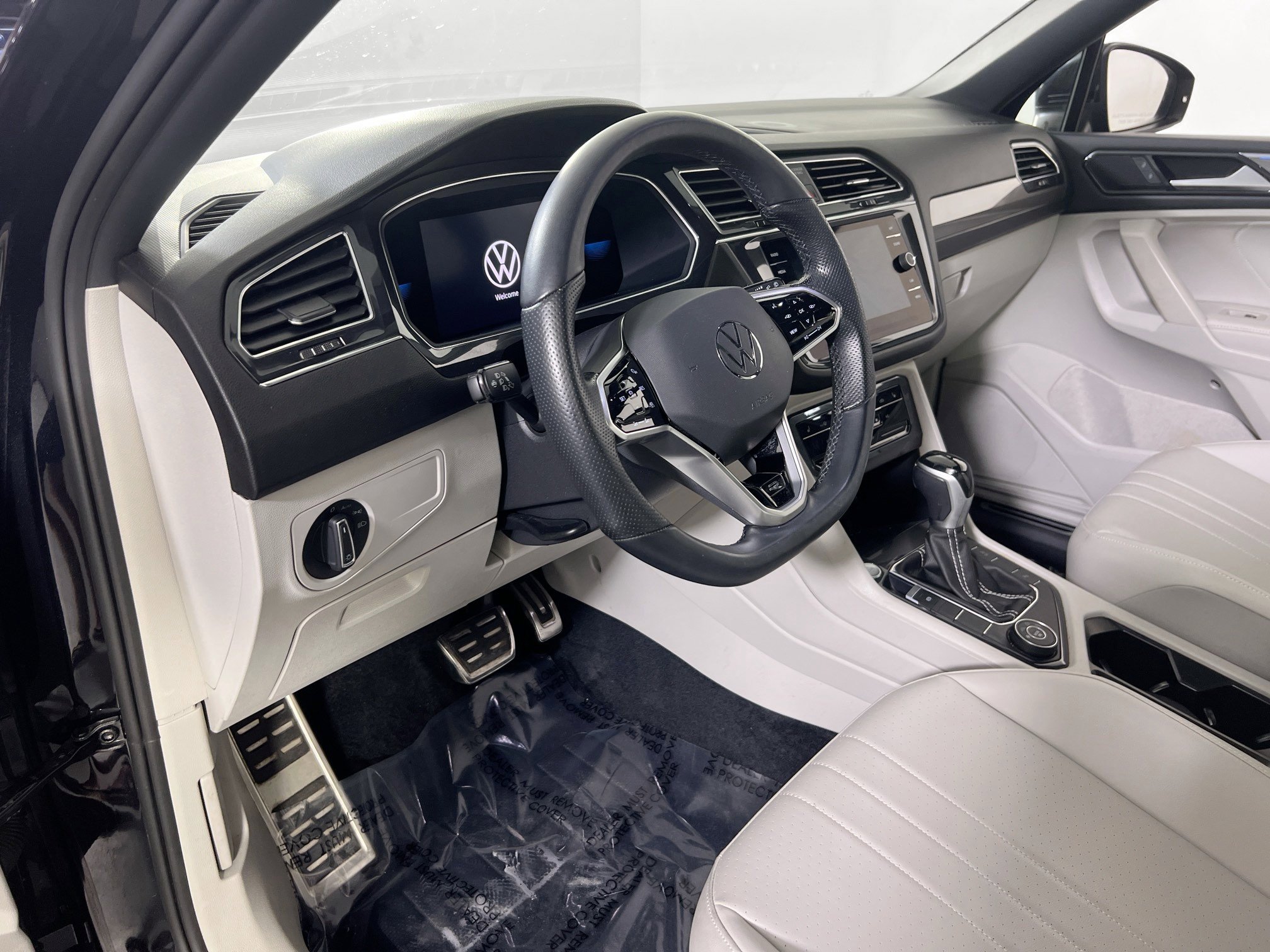 Used 2022 Volkswagen Tiguan SE R-Line image 9