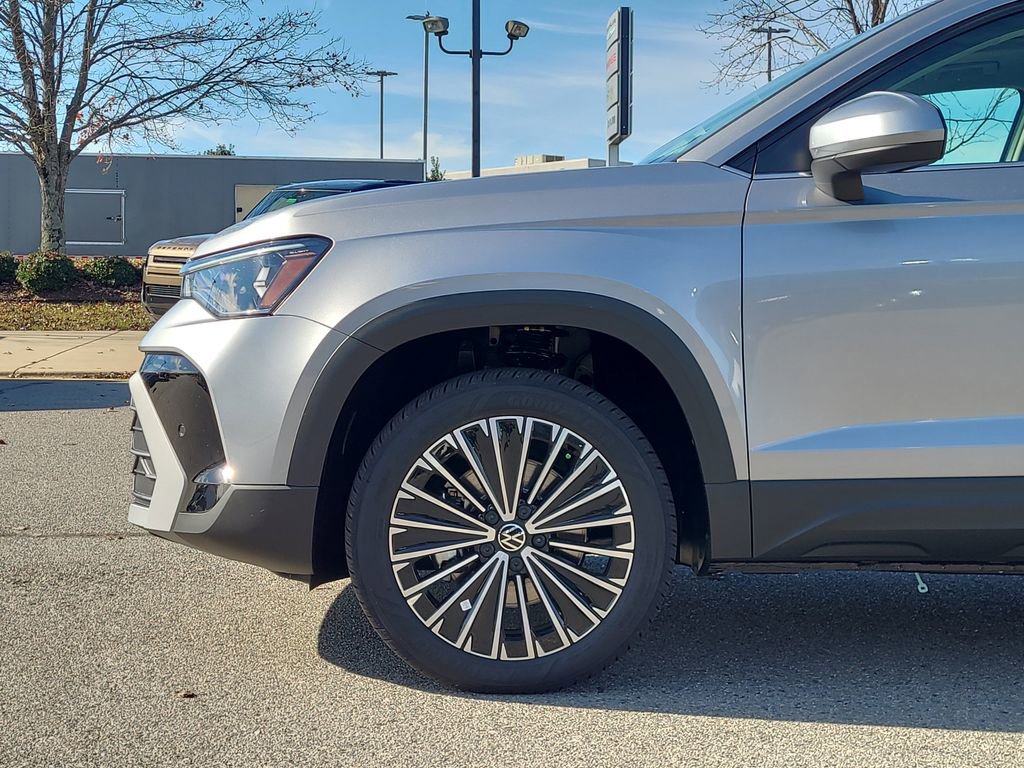 New 2026 Volkswagen Taos SE image 9