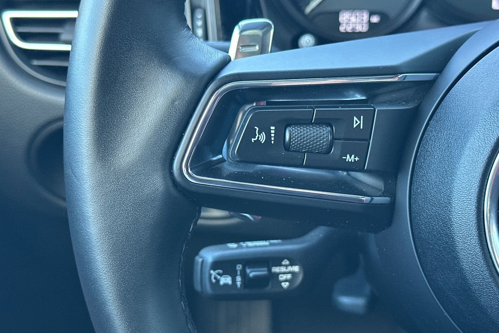 Used 2025 Porsche Macan image 30