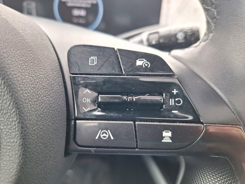 Used 2025 Hyundai Elantra Limited image 14