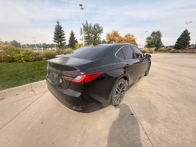 Used 2025 Toyota Camry XLE w/ Premium Plus Package FWD image 3