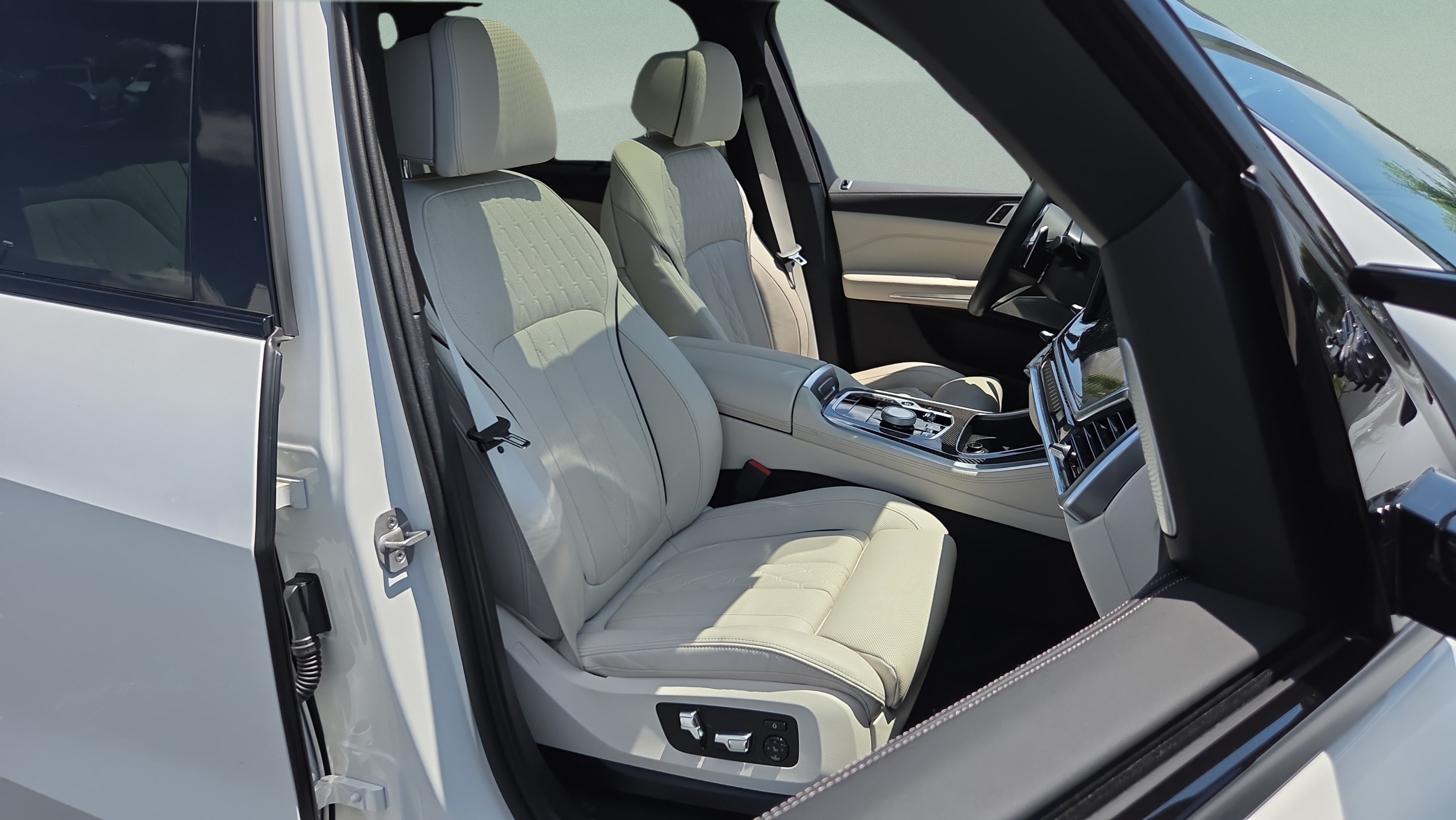 Certified 2025 BMW X5 M60i w/ Executive Package AWD/4WD image 18