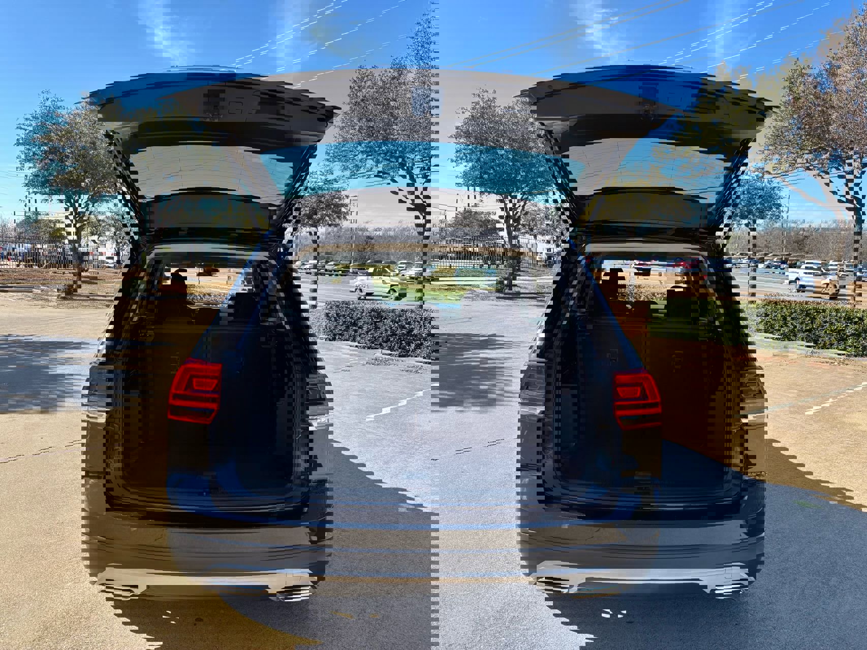 Used 2018 Volkswagen Atlas Launch Edition image 7