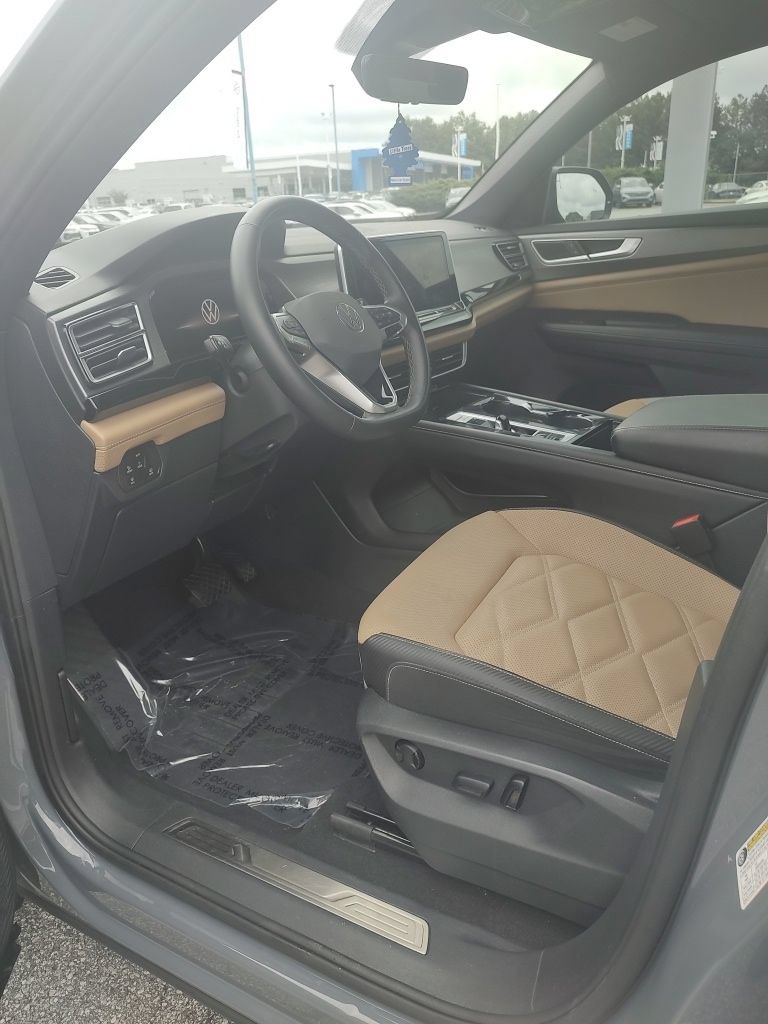 Used 2024 Volkswagen Atlas Cross Sport SE w/ Panoramic Sunroof Package FWD image 6