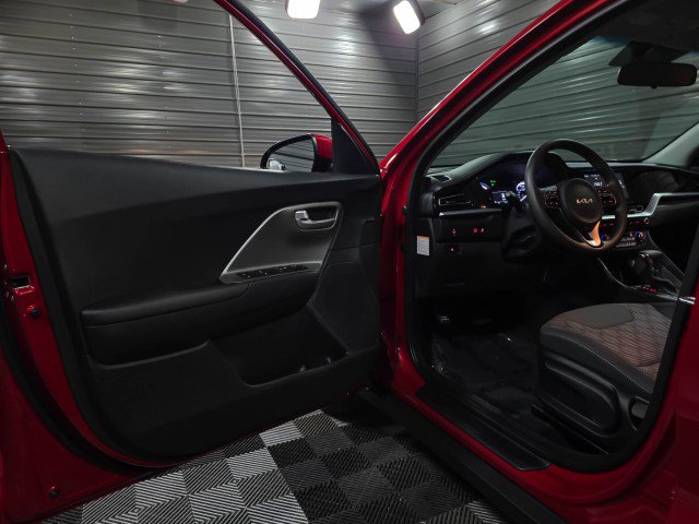 Used 2022 Kia Niro LX image 27