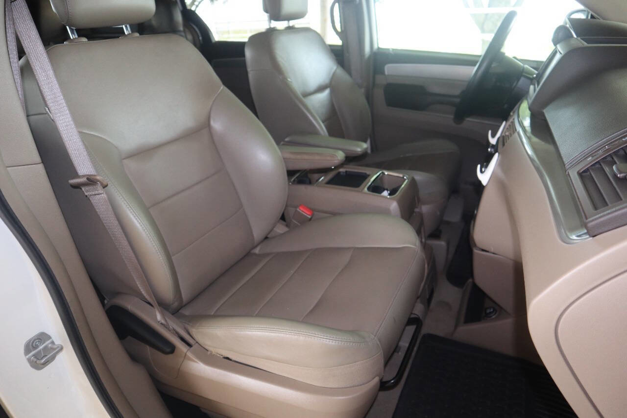 Used 2012 Volkswagen Routan SEL FWD image 8