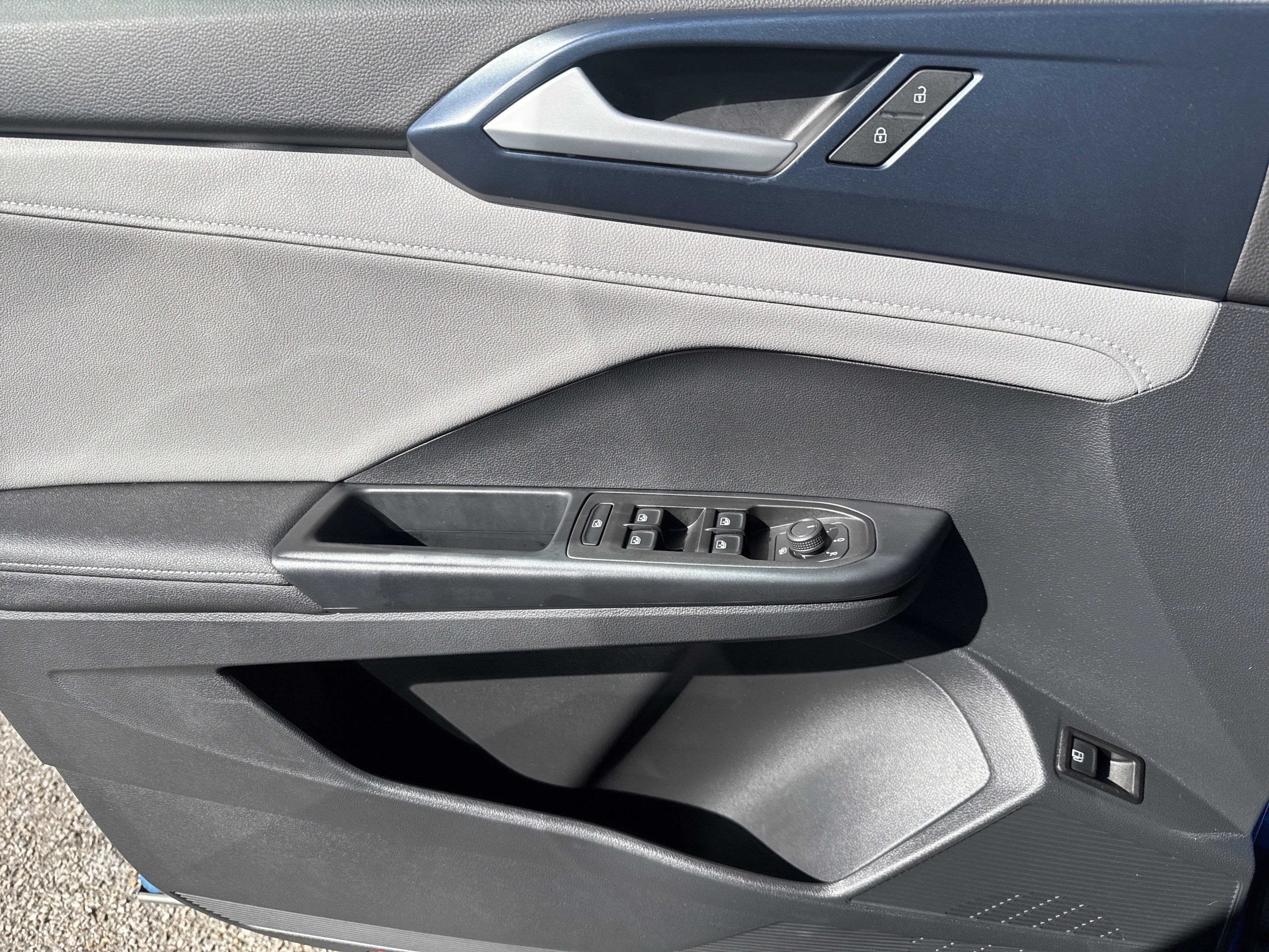 Certified 2024 Volkswagen Taos SE image 9