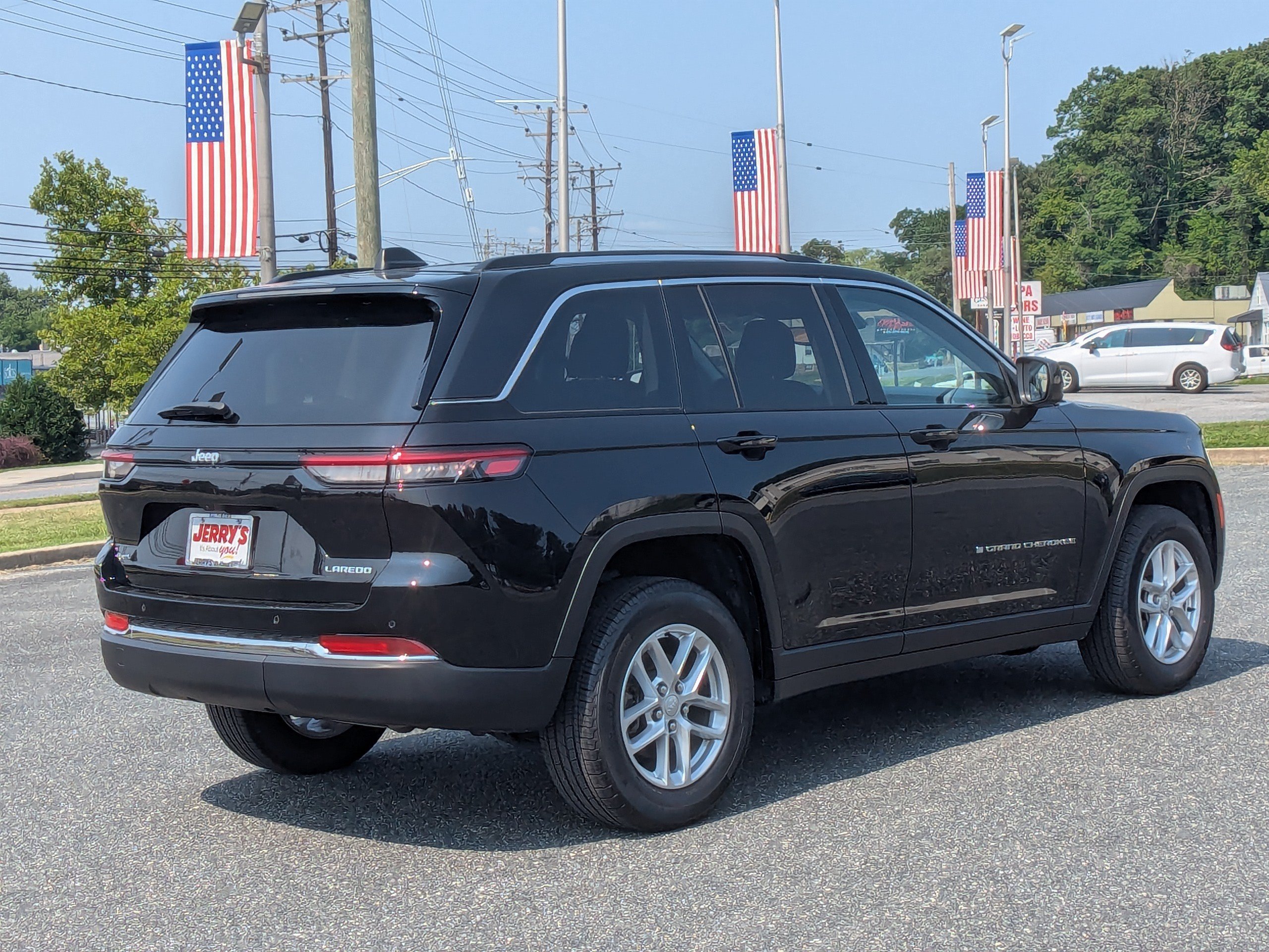 Used 2023 Jeep Grand Cherokee Laredo AWD/4WD image 9