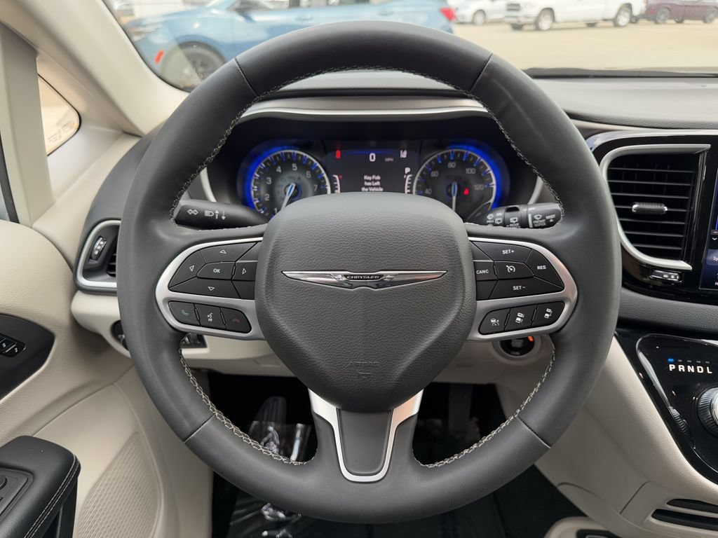 Used 2023 Chrysler Pacifica Touring-L FWD image 26