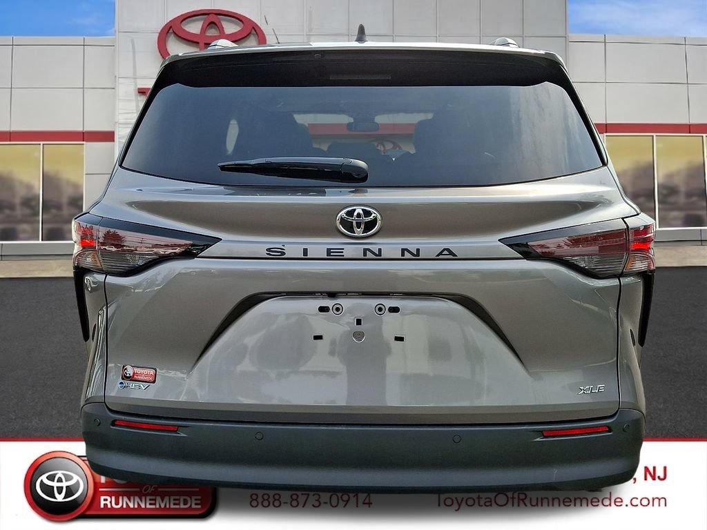Used 2026 Toyota Sienna XLE FWD image 5