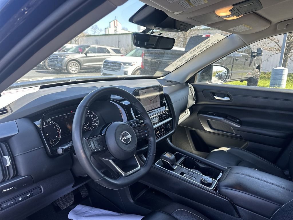 Used 2023 Nissan Pathfinder SL w/ Lighting Package (N92) image 10